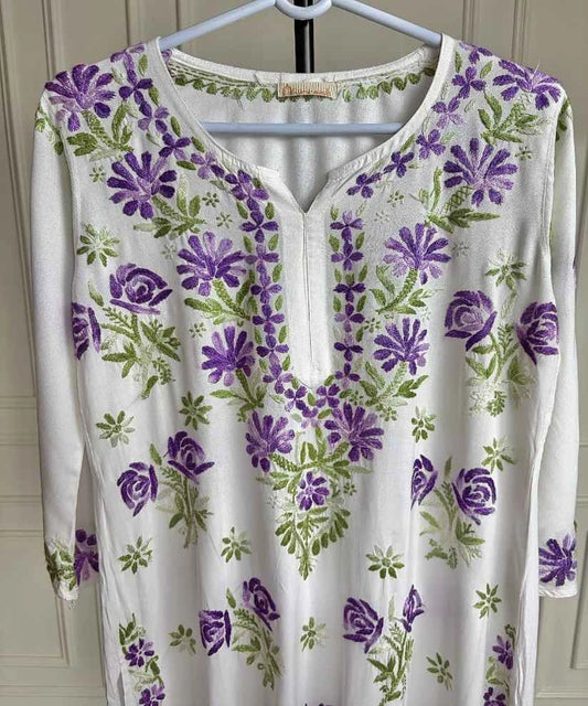 Close-up of shaded purple rose and green hand Chikankari embroidery on neckline and upper body of Mehram white rayon kurti — Noor-e-Awadh